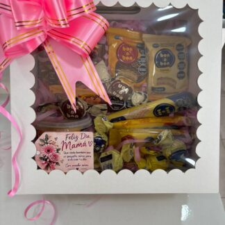 Caja de regalo por el Día de la Madre con bombones, alfajores y chocolates